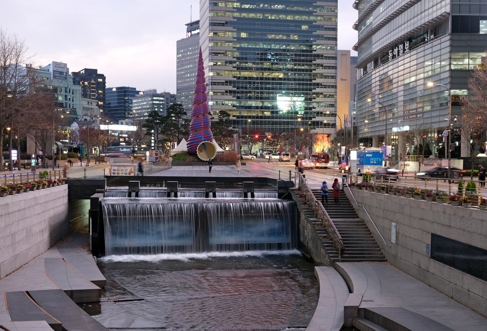 ลำน้ำ Cheonggyecheon ยามค่ำคืนใจ้กลางกรุงโซล บริเวณใกล้สำนักงาน